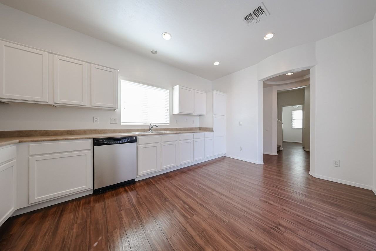 4714 E Laurel Ave - Photo 4 of 33