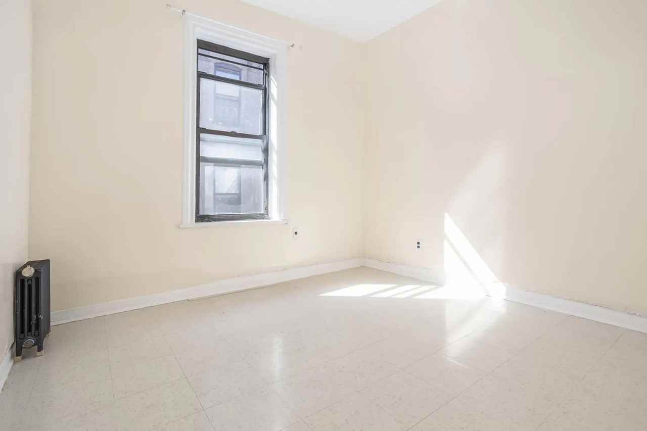 1076 Eastern Pkwy - Photo 3 of 8