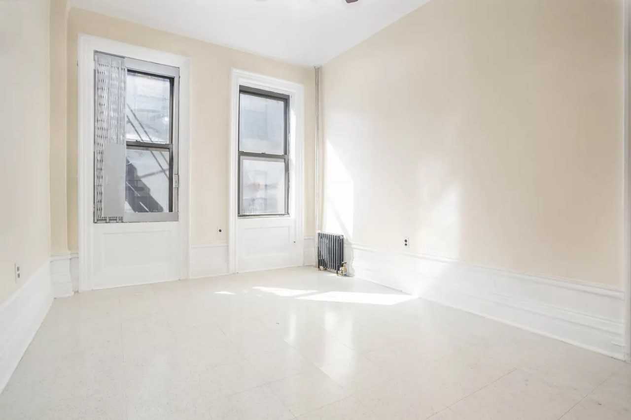 1076 Eastern Pkwy - Photo 4 of 8