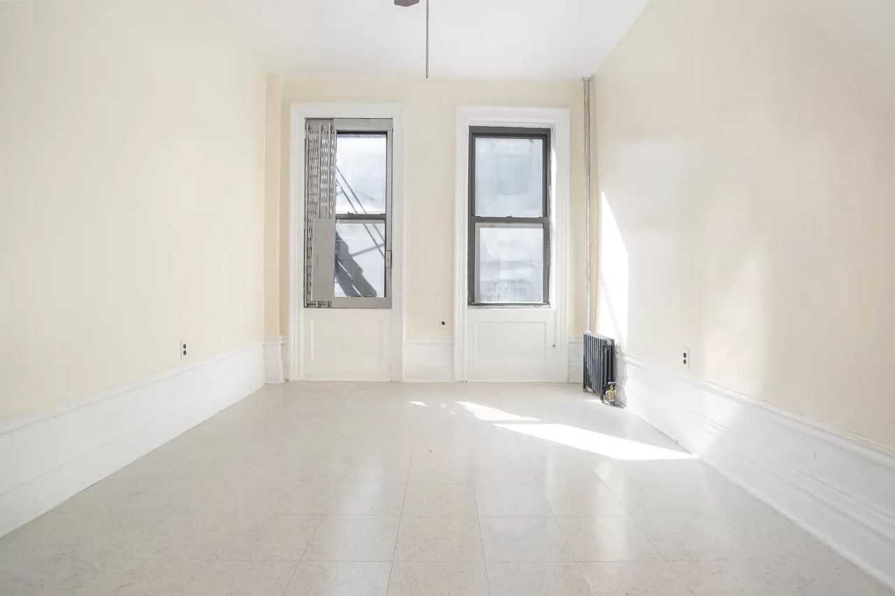 1076 Eastern Pkwy - Photo 5 of 8