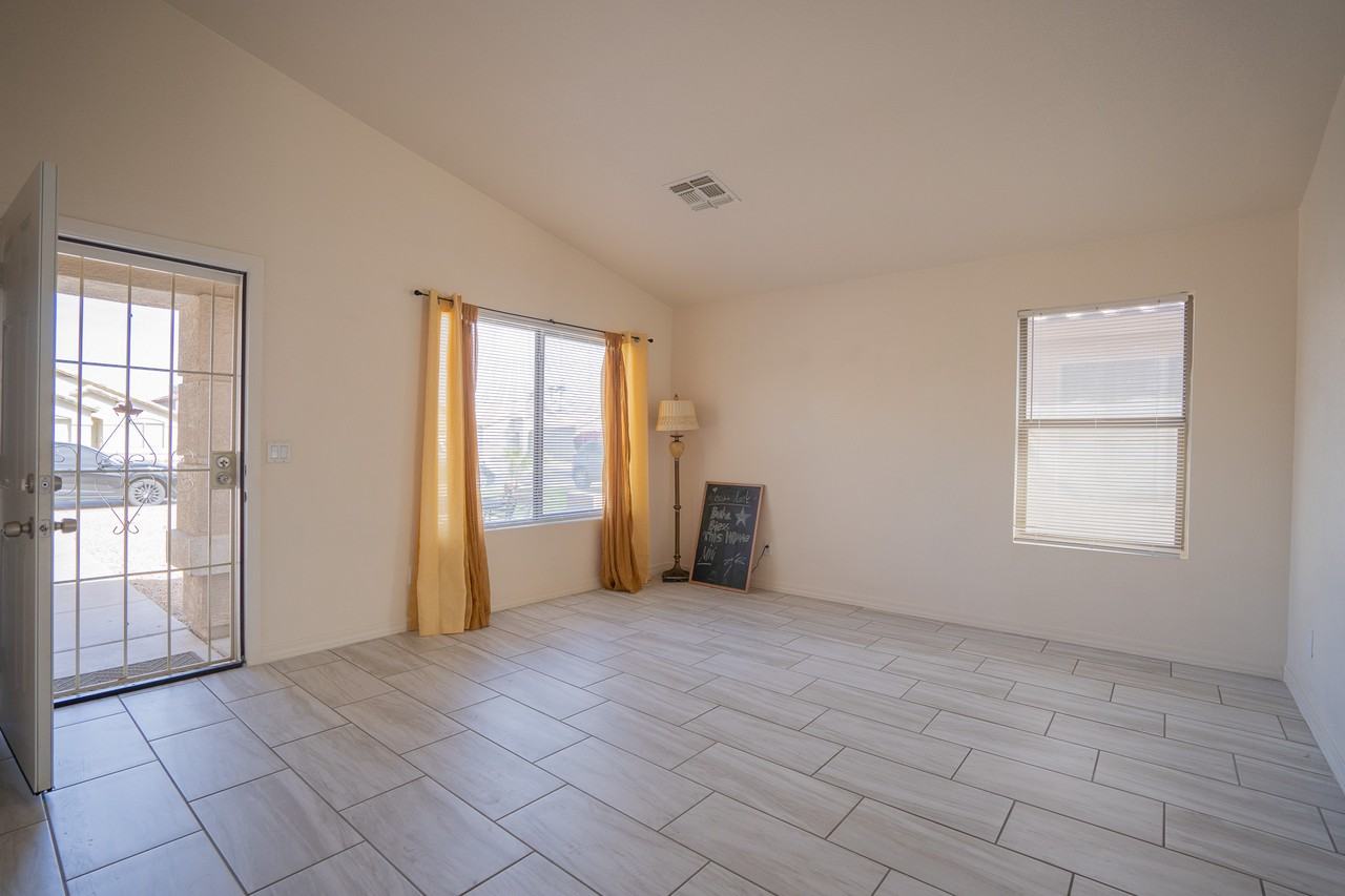 8563 W Mission Ln - Photo 6 of 28