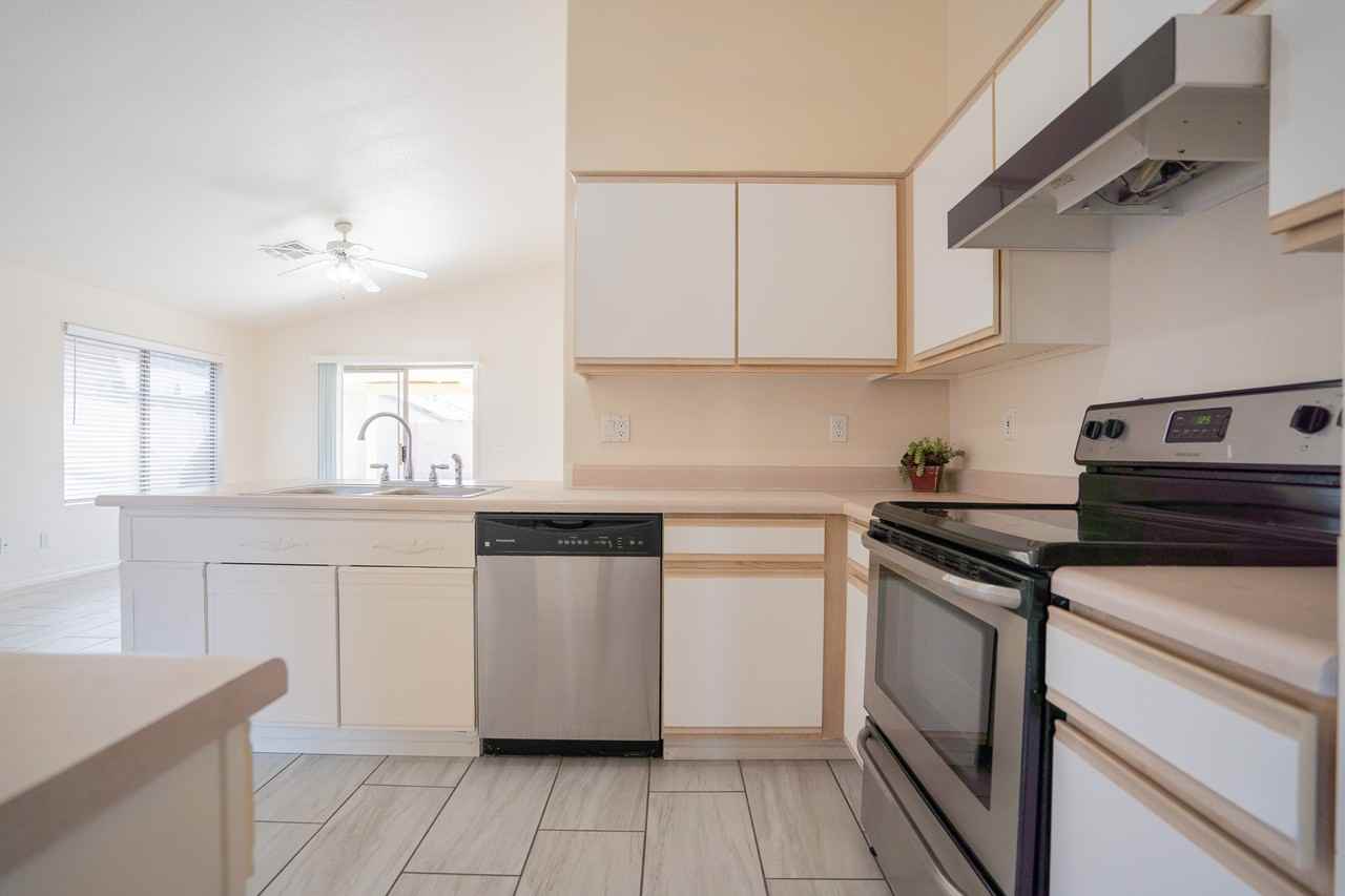 8563 W Mission Ln - Photo 7 of 28