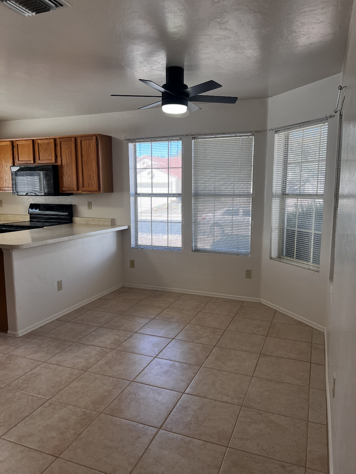 11910 N Gray Eagle Ave - Photo 4 of 26