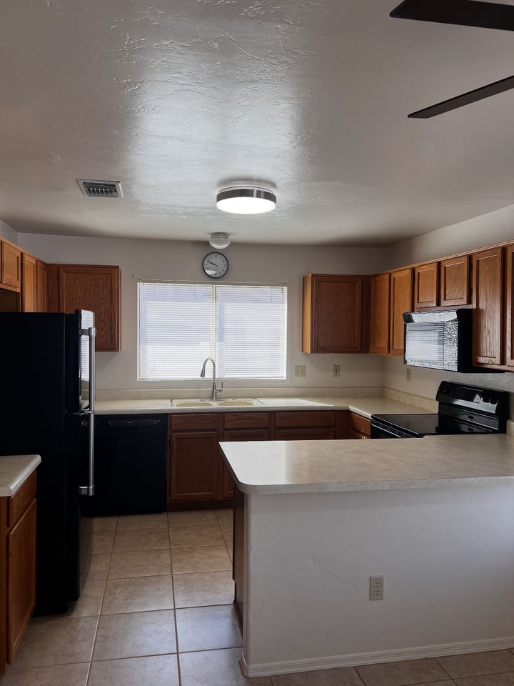 11910 N Gray Eagle Ave - Photo 5 of 26