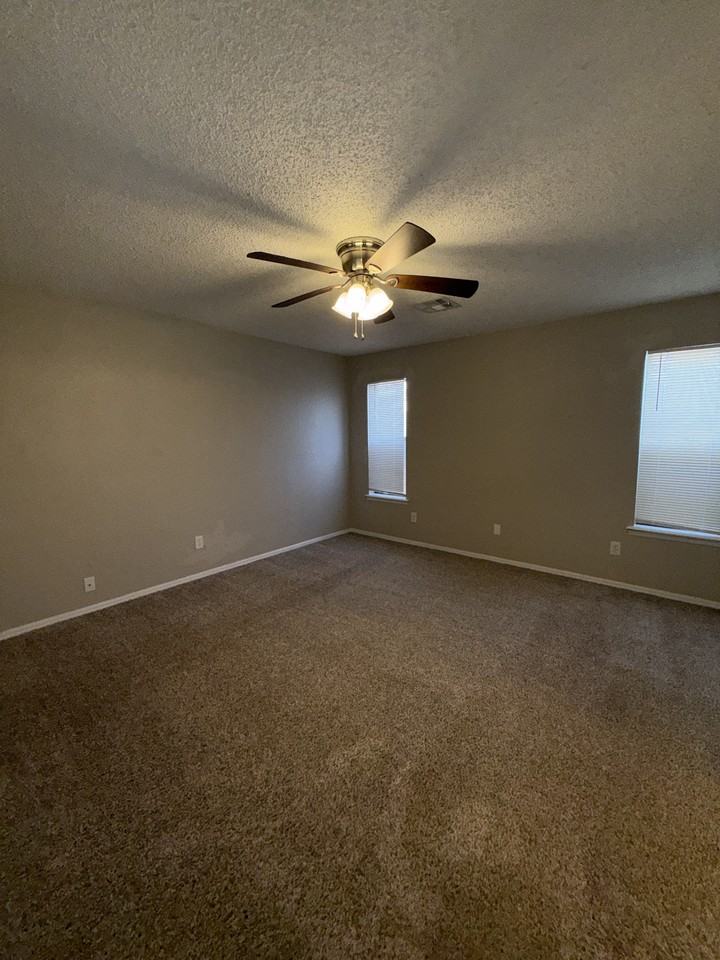 10101 Carnie Cir - Photo 7 of 17