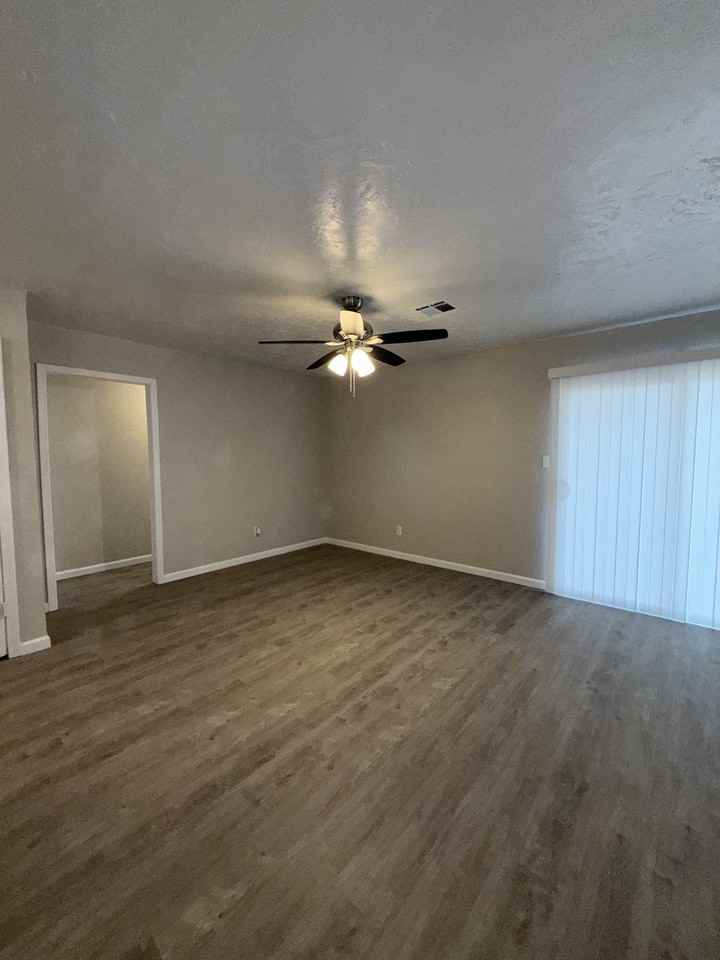 1634 Pinewood Dr - Photo 3 of 14