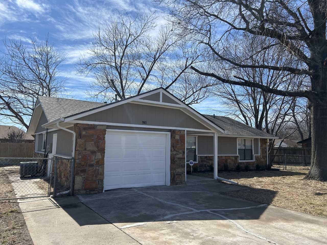 1103 W 20th St - Photo 2 of 16