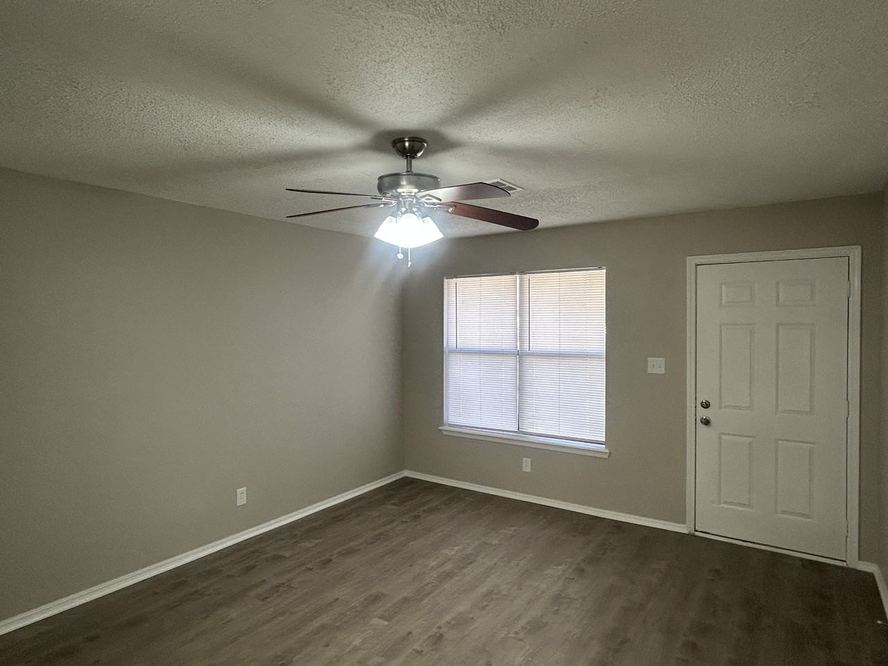 1103 W 20th St - Photo 3 of 16