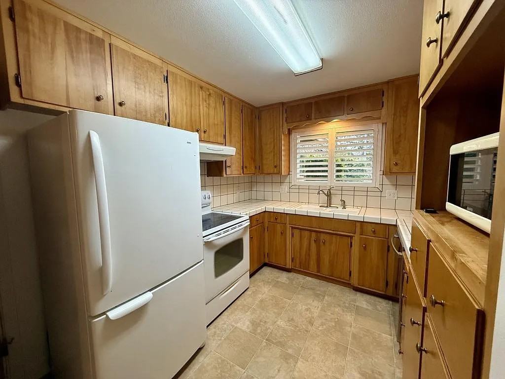 495 Olson Ct - Photo 4 of 8