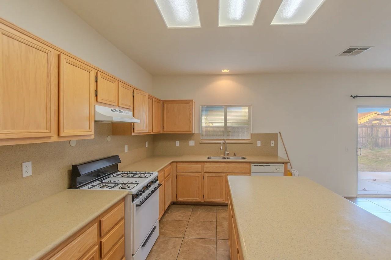 13615 Princeton Dr - Photo 5 of 12