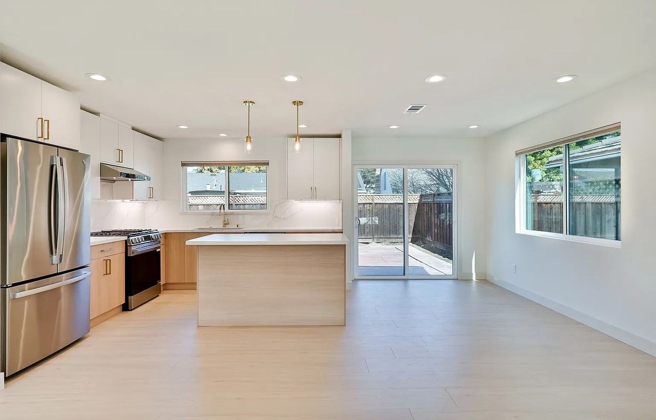 2051 Randolph Dr - Photo 4 of 17