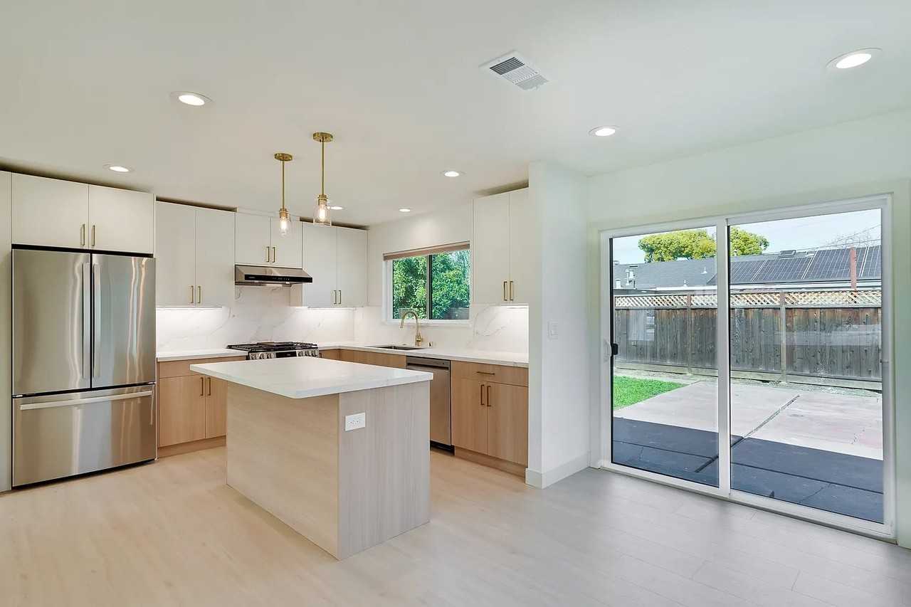 2051 Randolph Dr - Photo 5 of 17