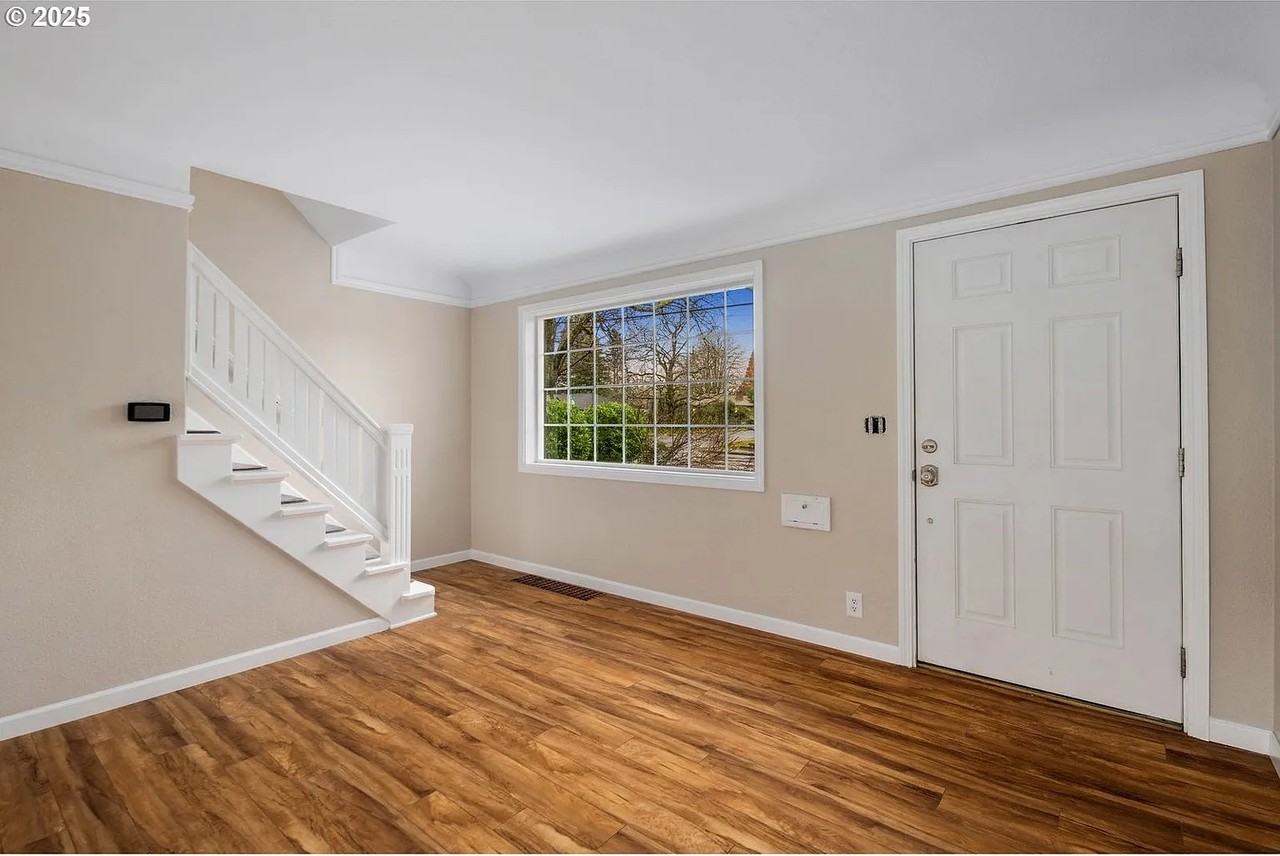 108 Ne Whitney St - Photo 5 of 37