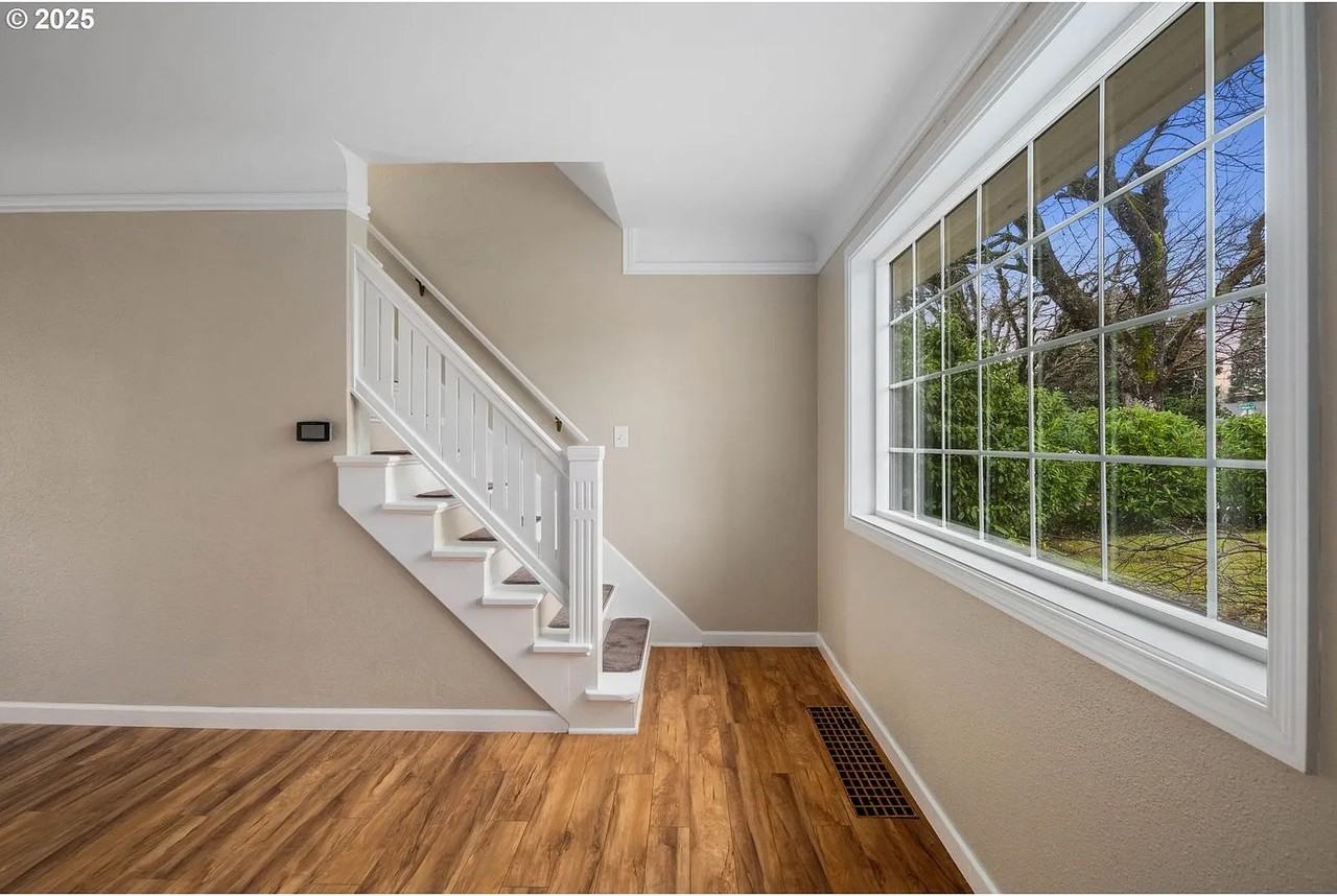 108 Ne Whitney St - Photo 6 of 37