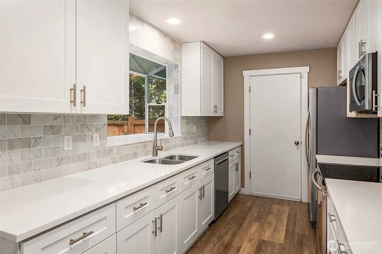 32215 Sunny Ln - Photo 6 of 15