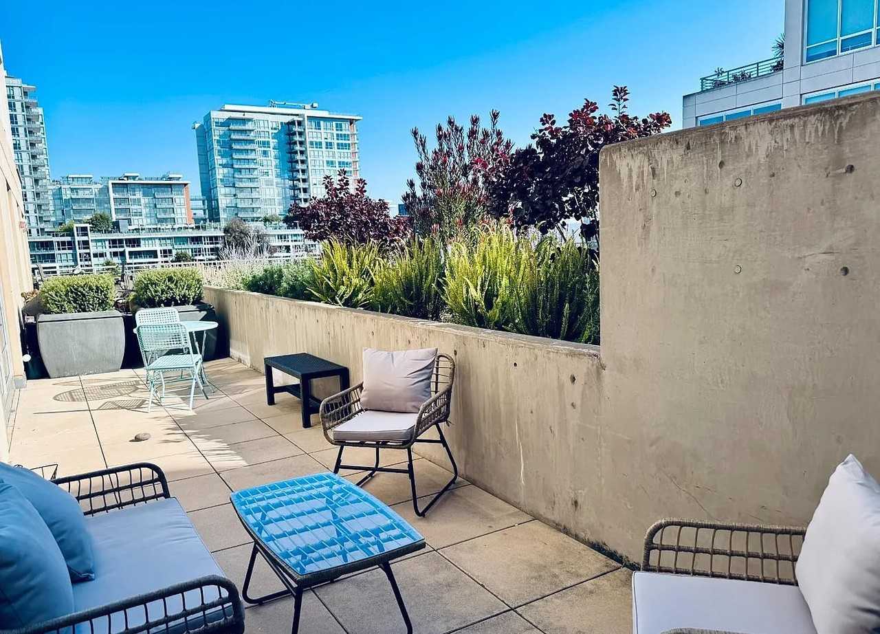 325 Berry St #325 - Photo 3 of 13