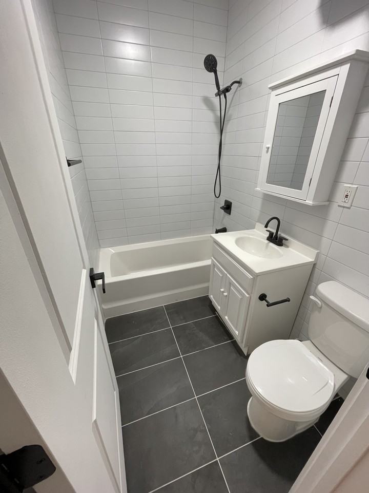 422 E 31st St #3 - Photo 2 of 14