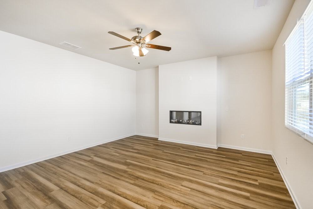 637 Moorings Ave - Photo 4 of 17