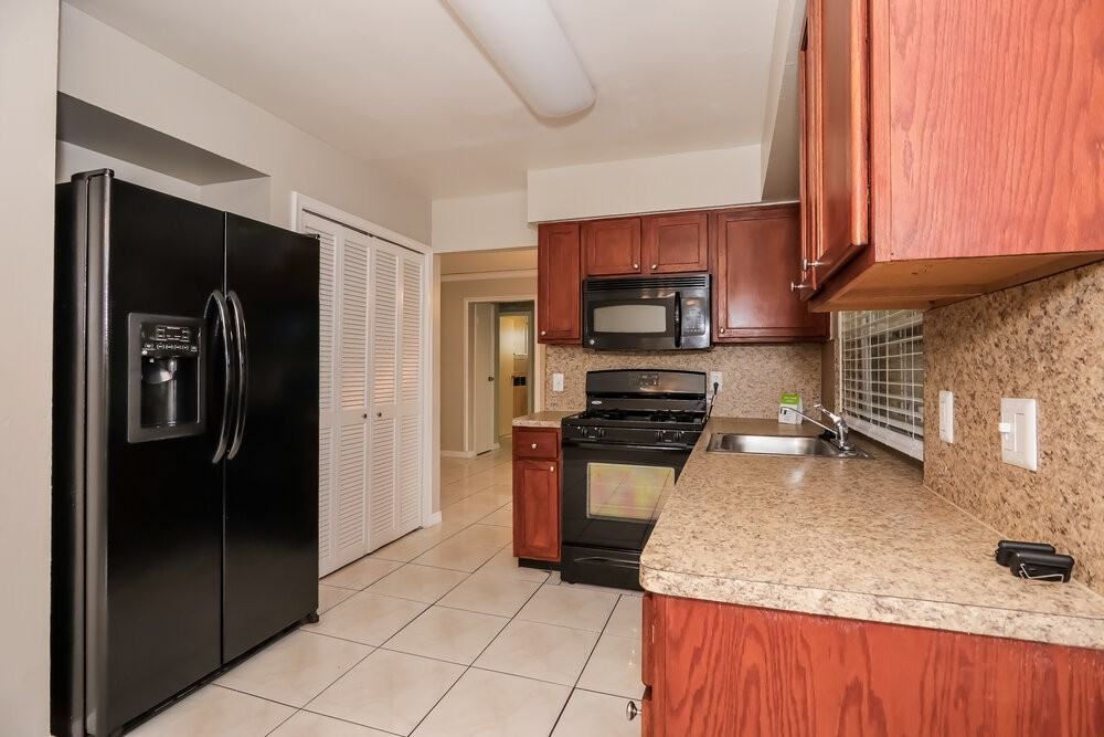 9521 Nw 25th St - Photo 7 of 15