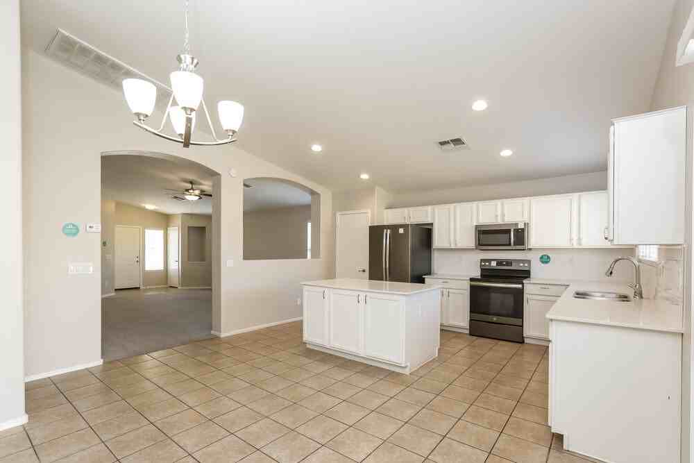 15188 W Monroe St - Photo 6 of 16