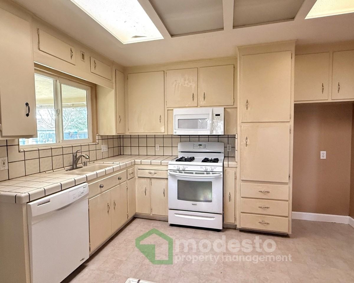 1723 Silkwood Dr - Photo 5 of 18