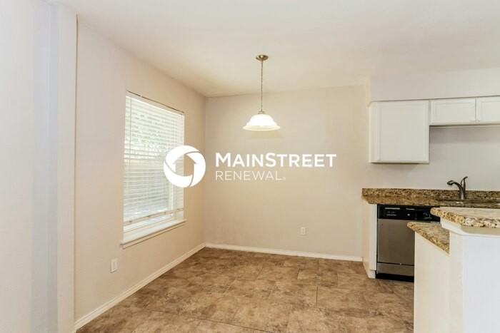 817 Sandalwood Ln - Photo 4 of 16