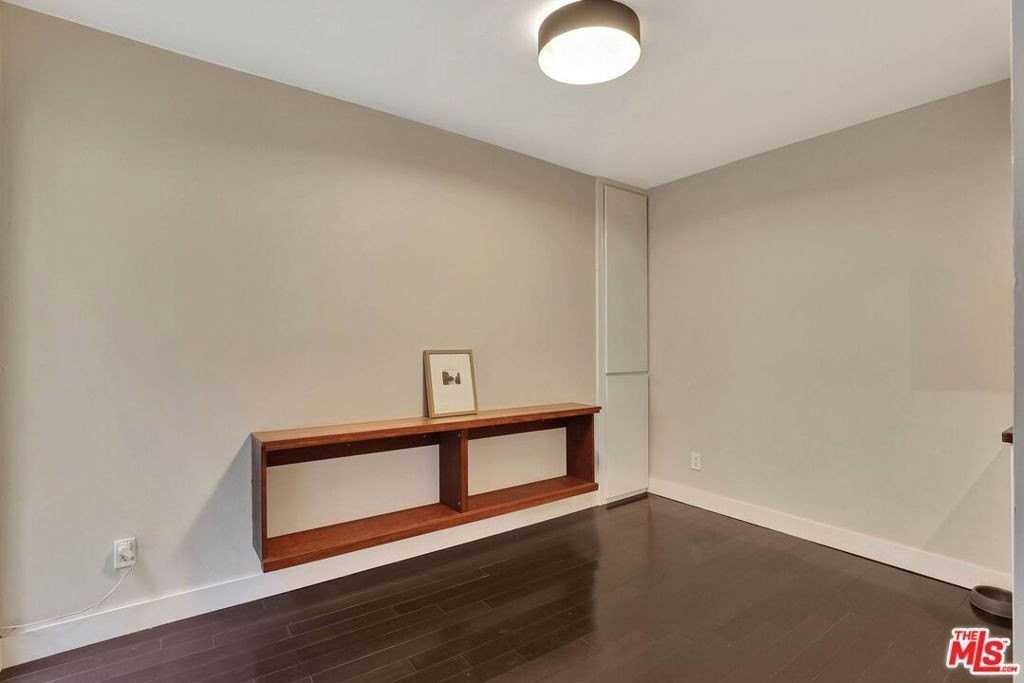 1010 Palm Ave - Photo 4 of 32