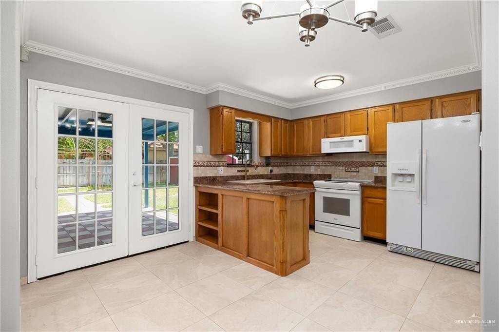 2309 Victoria St - Photo 6 of 12