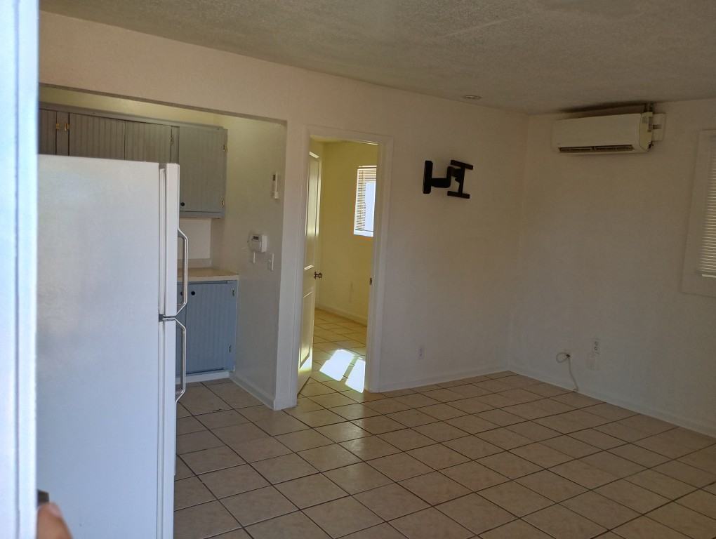 1003 N Jefferson St #3 - Photo 3 of 10