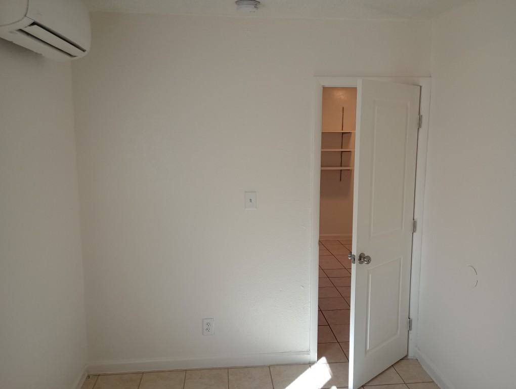 1003 N Jefferson St #3 - Photo 7 of 10