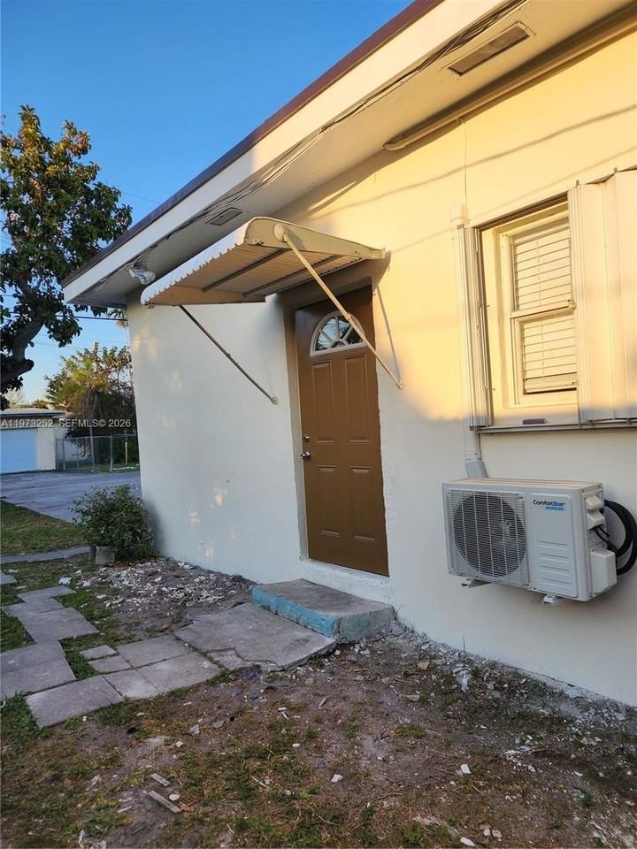 1375 Ne 135th St #B - Photo 6 of 7