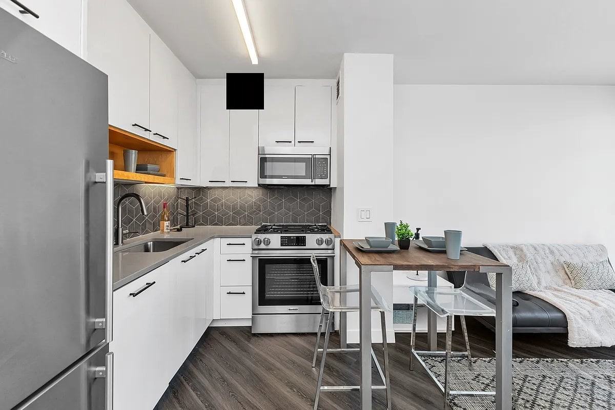 250 E Houston St #12A - Photo 2 of 13