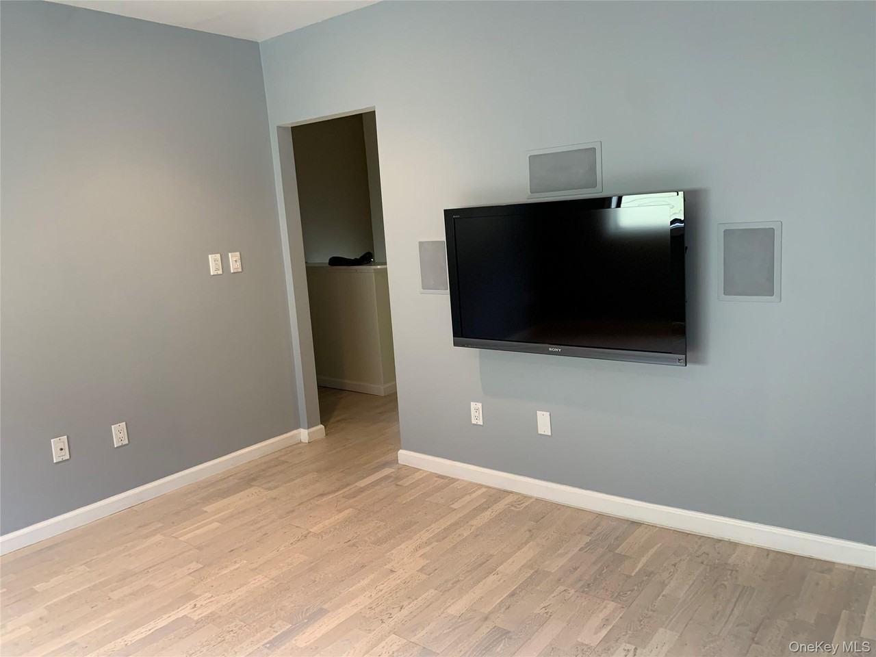 19 Franklin Ave 2nd Fl - Photo 4 of 11