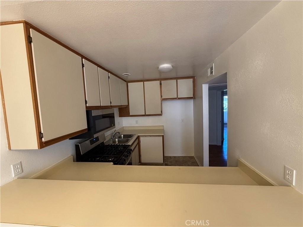 14758 Magnolia Blvd - Photo 5 of 17