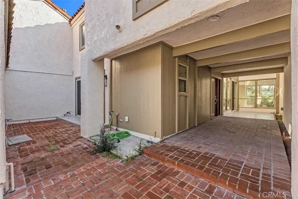 54 Oak Tree Ln - Photo 4 of 40