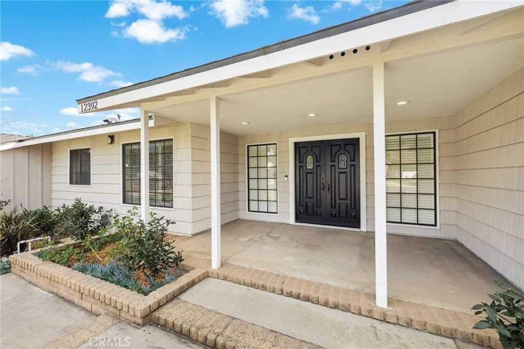 12392 Country Ln - Photo 3 of 31