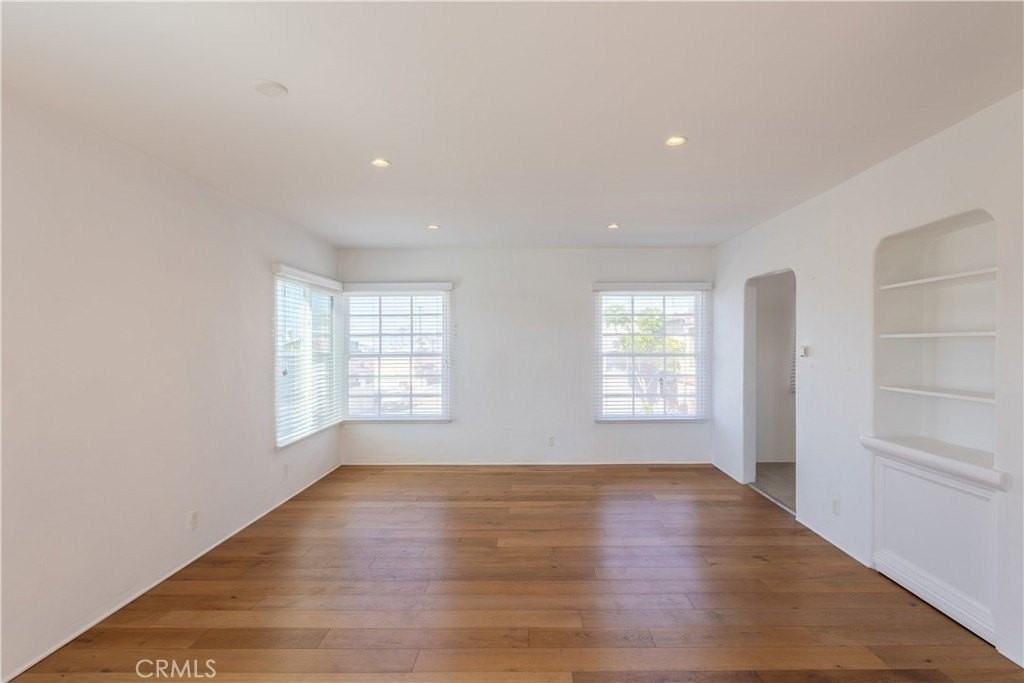 3030 Manhattan Ave - Photo 5 of 10