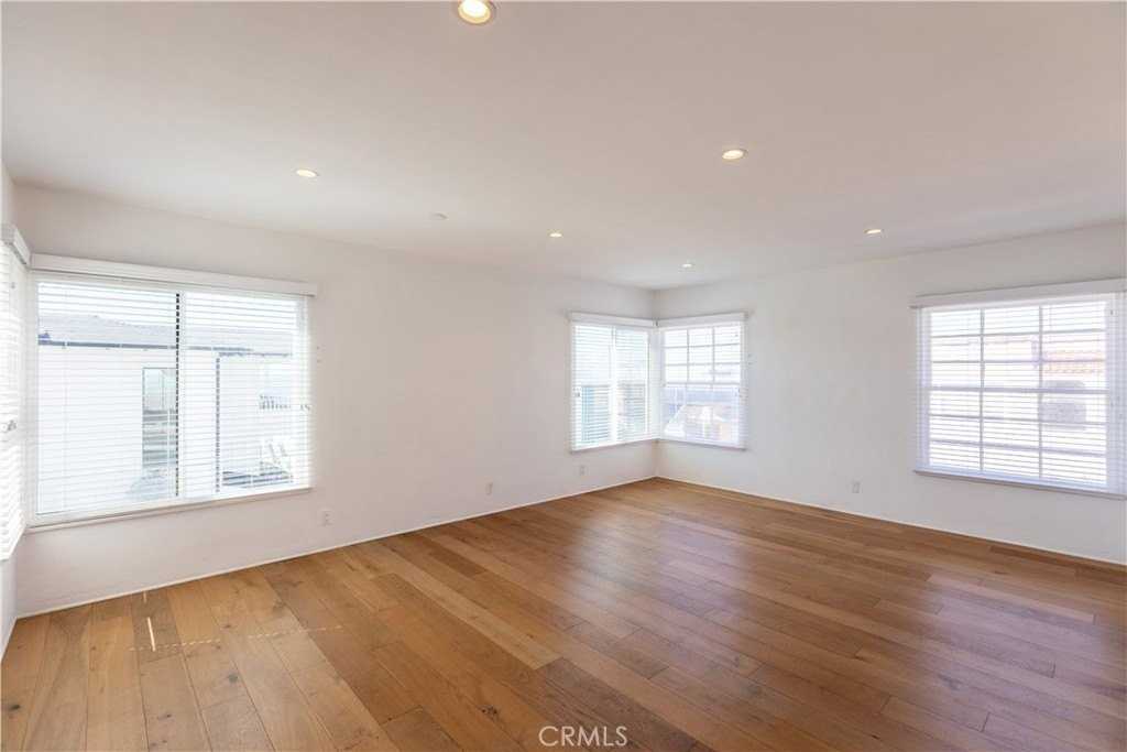 3030 Manhattan Ave - Photo 6 of 10