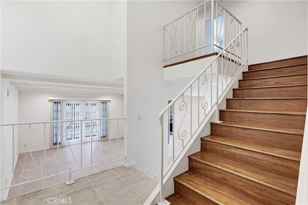 18102 Hatteras St - Photo 5 of 37