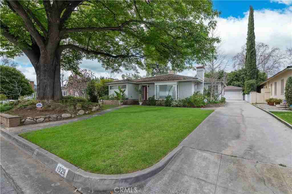 1929 Wellesley Rd - Photo 2 of 33