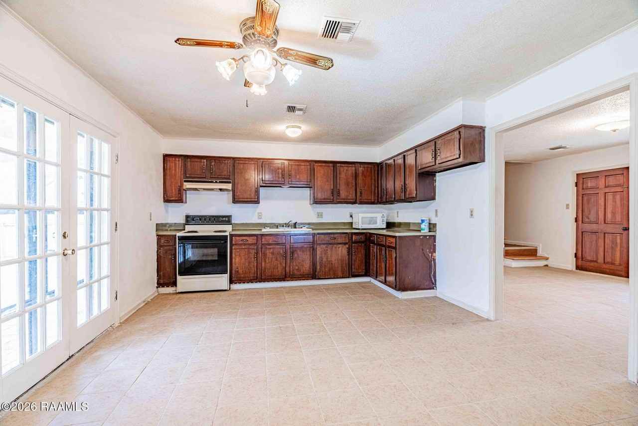 222 Winsor Dr - Photo 3 of 22