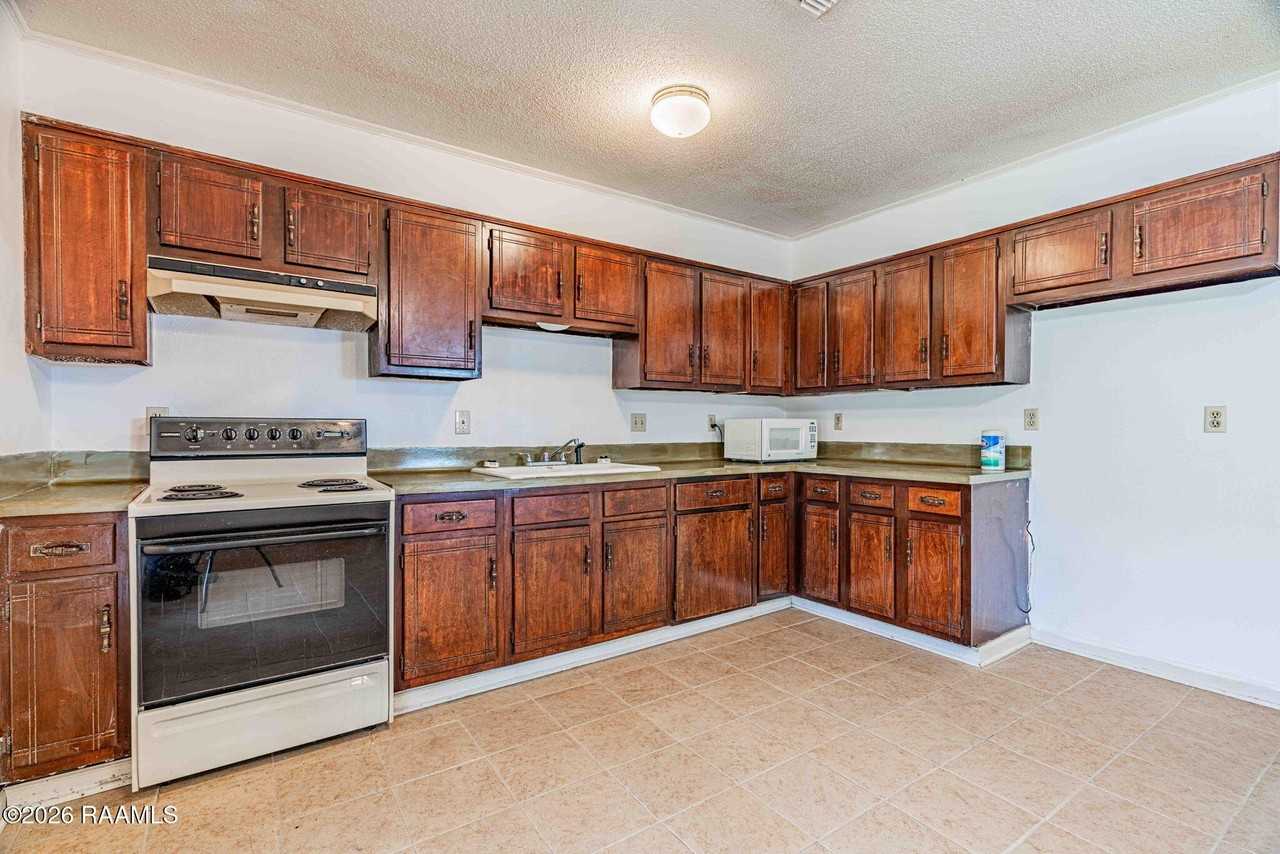 222 Winsor Dr - Photo 4 of 22