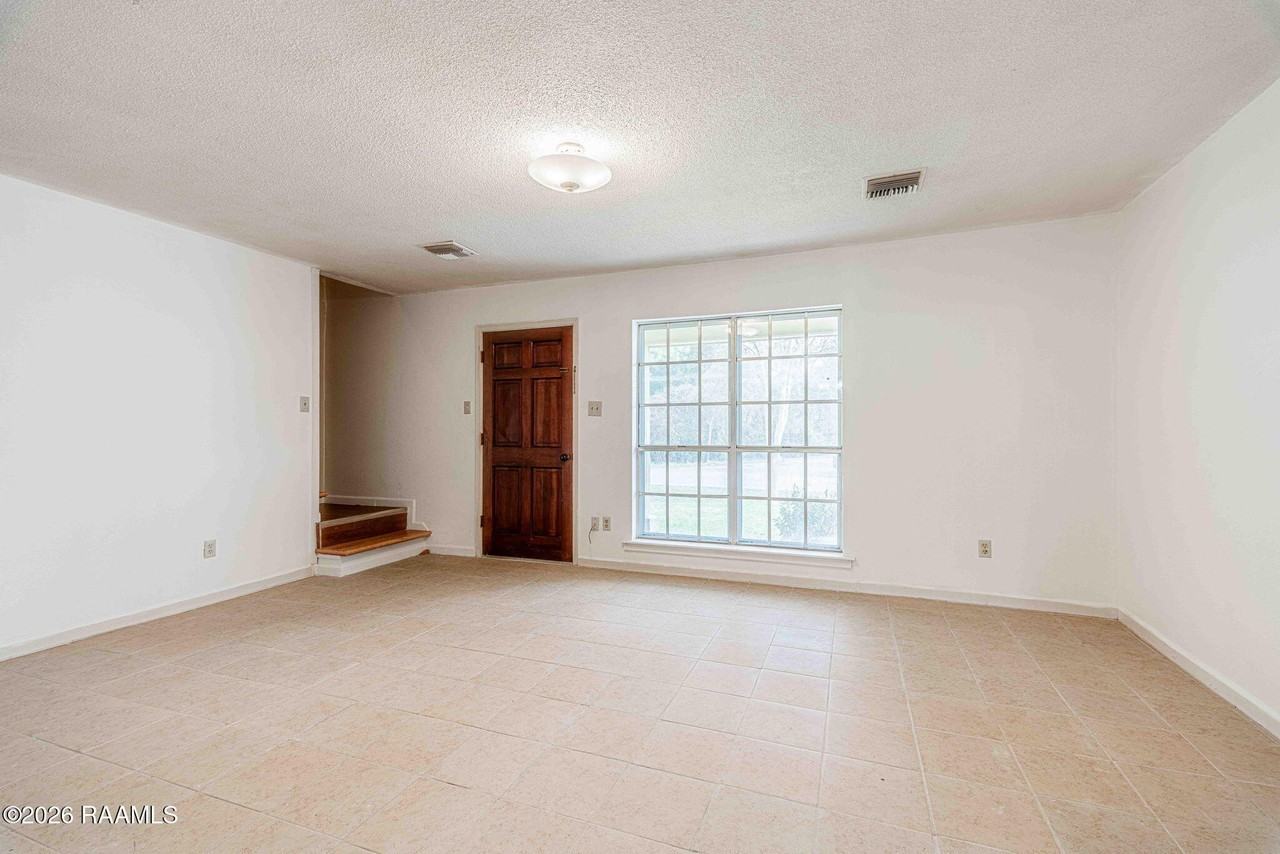 222 Winsor Dr - Photo 7 of 22