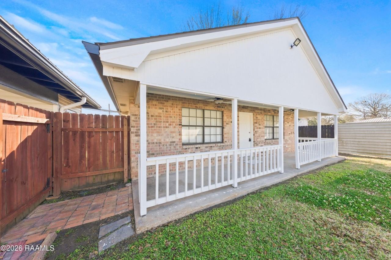 417 W Main St Apt B - Photo 2 of 16