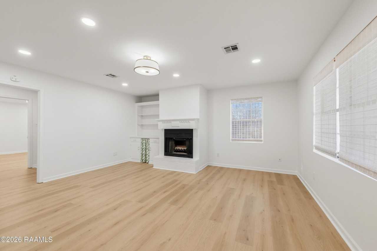 417 W Main St Apt B - Photo 4 of 16