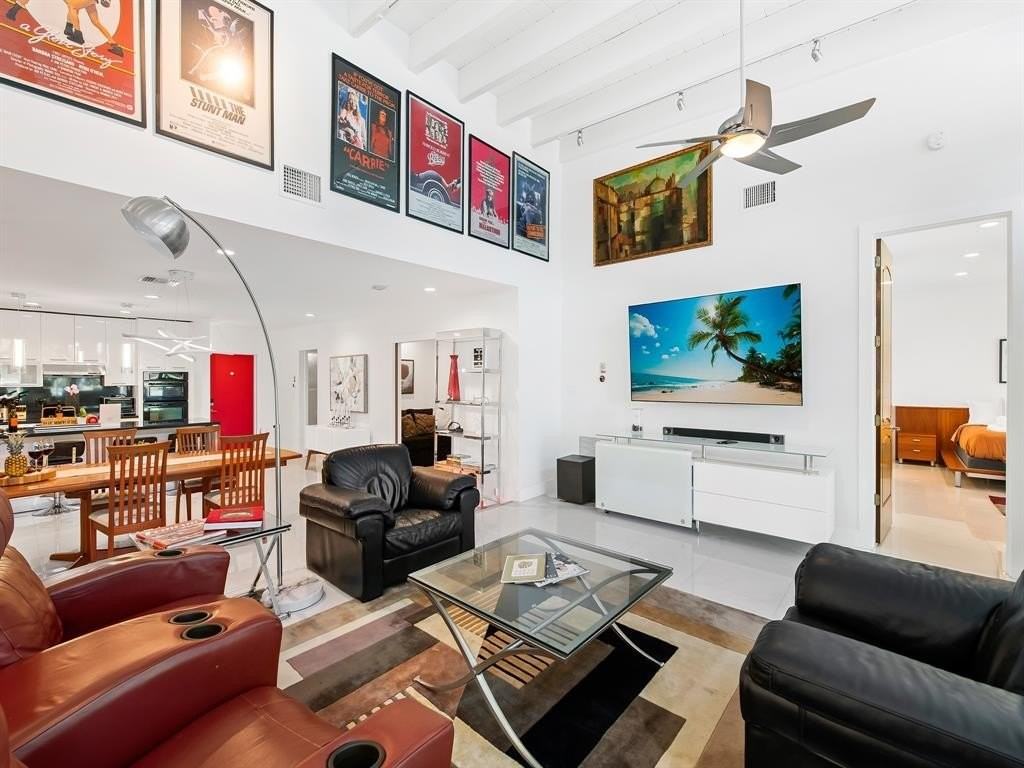 1612 Se 13th St - Photo 3 of 38