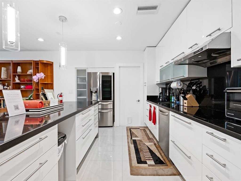 1612 Se 13th St - Photo 4 of 38