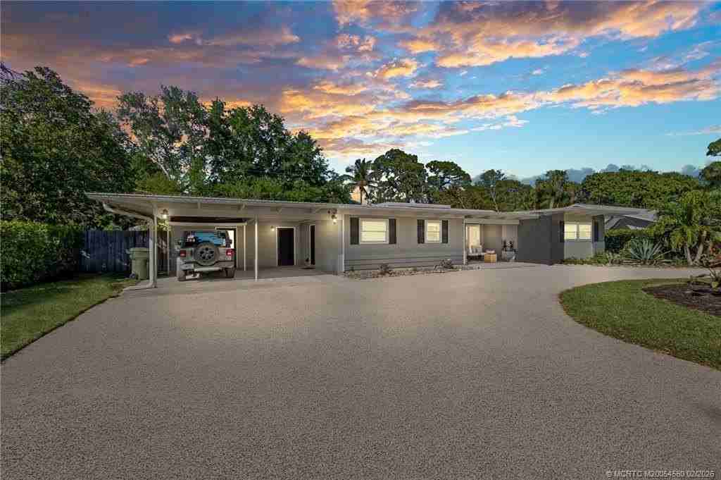 530 Sw Manor Dr - Photo 2 of 50