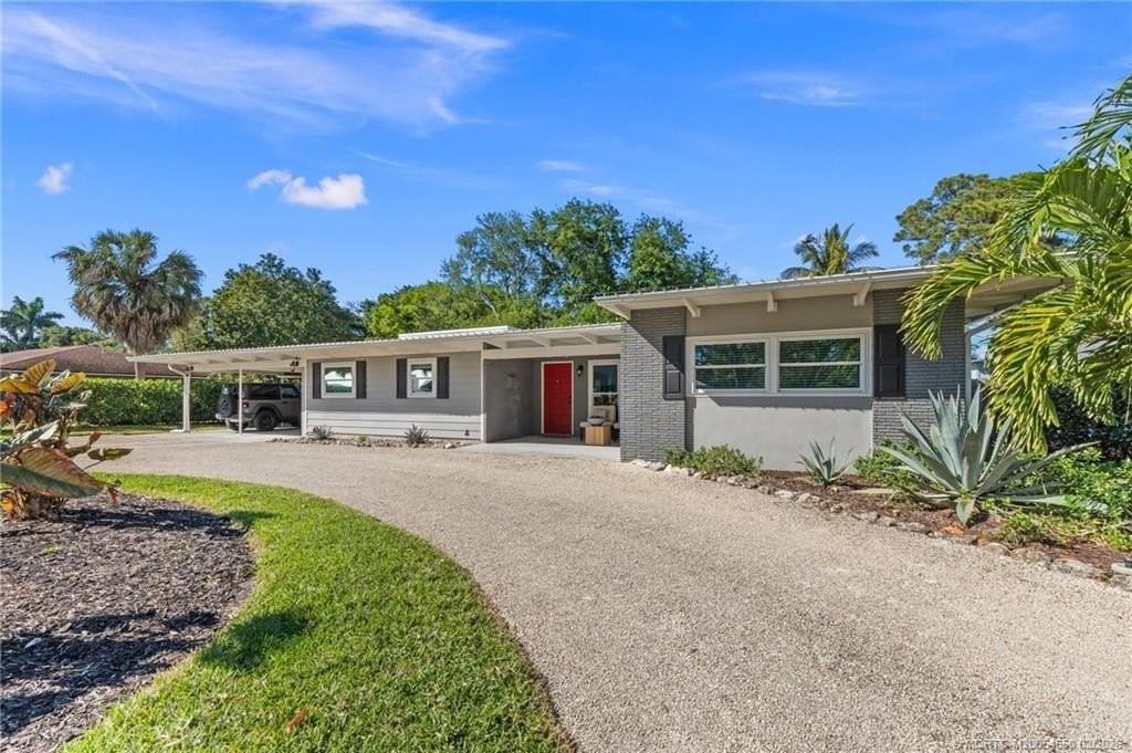 530 Sw Manor Dr - Photo 3 of 50