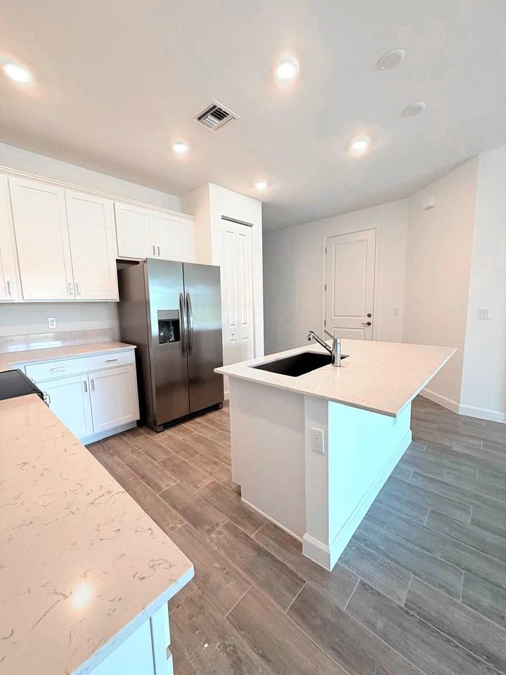 5610 Divine Dr - Photo 6 of 31